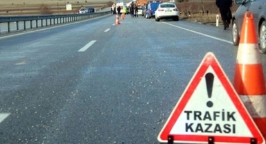 Otomobil ile kamyon çarpıştı