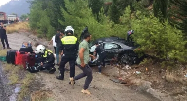 Otomobil kamyona çarptı: 3 yaralı