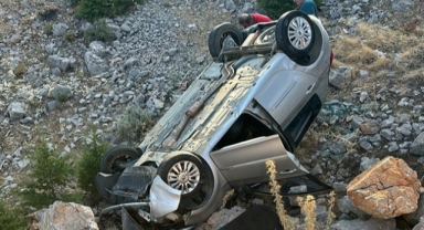 Otomobil şarampole devrildi: 3 yaralı