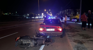 Otomobile çarpan motosikletteki 2 kişi yaralandı