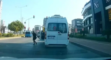 Otomobilin önünü kesip küfür etti