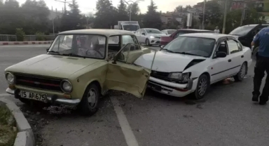 Otomobiller çarpıştı: 2 kişi yaralandı
