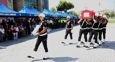 Polis memuru gözyaşlarıyla uğurlandı