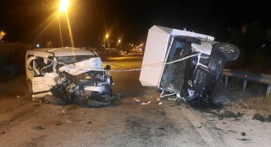 İki araç kafa kafaya çarpıştı: 5 kişi yaralandı