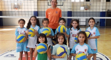 Voleybolun minik yıldızları Kepez’de
