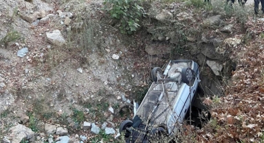 Yol kenarındaki çukura düştü