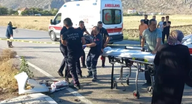 Yoldan çıkan otomobil ağaca çarptı