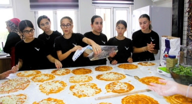 Atölyede pizza yapıp yediler