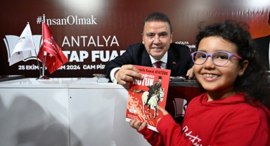 Başkan Böcek kitabını imzaladı 