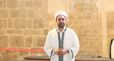 Camiyi 4 dilde anlatıyor
