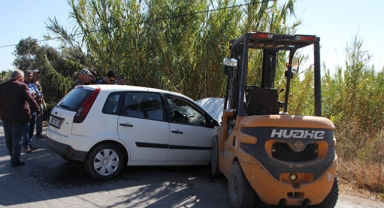 Forkliftle otomobil çarpıştı