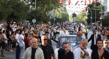 Geleneksel kortej Antalya caddelerinde