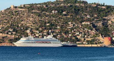İki kruvaziyerle 1132 yolcu