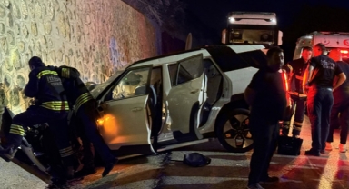 İstinat duvarına çarpan cipteki 2 kişi öldü, 2 kişi yaralandı