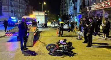 Kamyona çarpan motosikletteki 2 kişi yaralandı