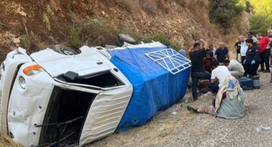 Kamyonet şarampole devrildi: 8 yaralı