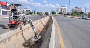 Kepez su taşkını riskine karşı kanalları temizliyor