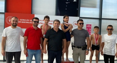 Kumluca’da okullar arası yüzme yarışması