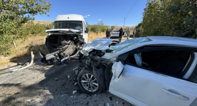 Minibüsle otomobilin çarpıştığı kazada 4 kişi yaralandı