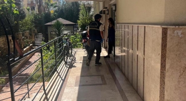 Odasında ölü bulundu