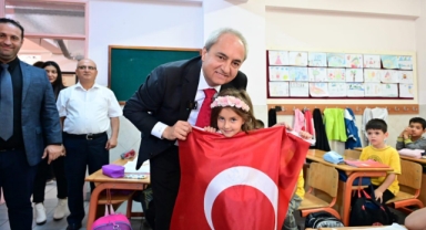 Öğrencilere hediye bayrak