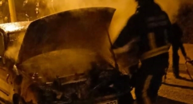 Otomobil alev alev yandı