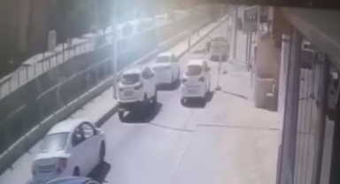 Otomobilin kapısına çarptı, motosikletin altında kaldı