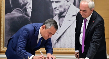 Özel, Kepez’de şeref defterini imzaladı