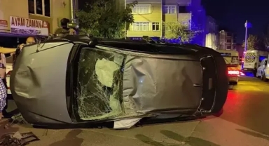Park halindeki 6 araca çarpıp yan yattı