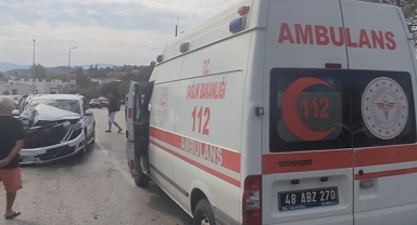Park halindeki kamyonete çarptı: 3 yaralı