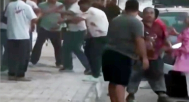 Polisi arayıp kavgayı çekmeye devam etti