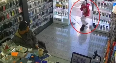 Sevdikleri yavru köpek saniyeler sonra öldü