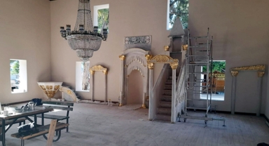 Taş taklidi dekorla kaplanmış