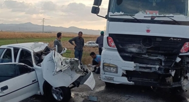 Tır ile otomobil çarpıştı: 3 ölü, 1 ağır yaralı