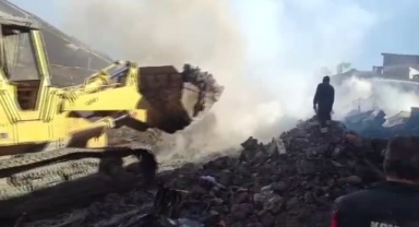 Yangında 3 ev kullanılamaz hale geldi
