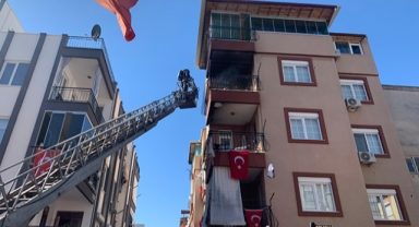 Yangını söndürüp bayrakları düzeltti