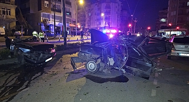 Trafik kazasında araç ikiye bölündü