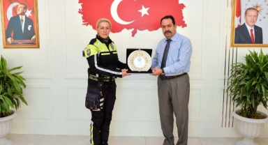 Arslan'dan trafik polisine plaket