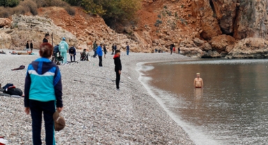 Ata'ya saygı duruşu