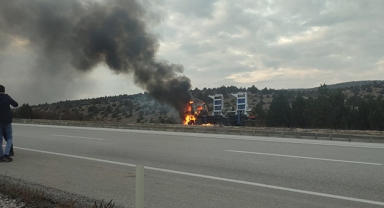 Çekici seyir halinde yandı