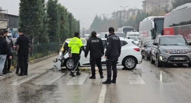 Ciple çarpışan otomobilin sürücüsü yaralandı