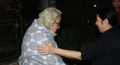 Evi yanan kadına komşularından teselli