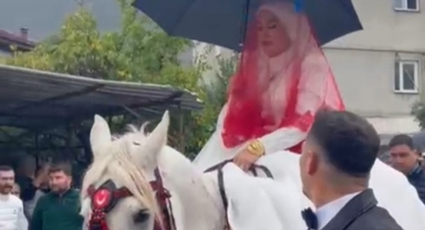 Gelin yağmura aldırmadı, ata bindi