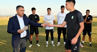 Genç futbolcuları ödüllendirdi