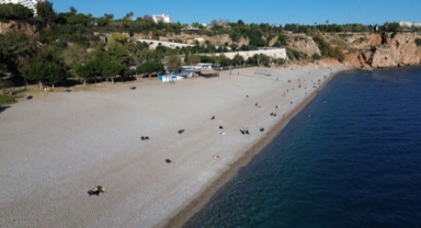 Güneşli hava da sahil keyfi