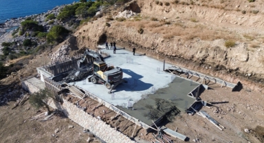 Kaçak betonarme temel ve yüzme havuzu yıkıldı