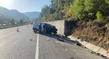 Kamyonet istinat duvarına çarptı