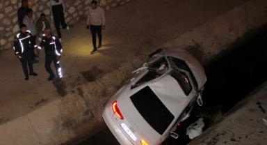 Kazaya karışan araçlardan biri dereye uçtu