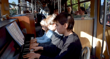 Nostalji tramvayına taşındı