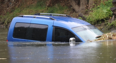 Otomobil nehre uçtu